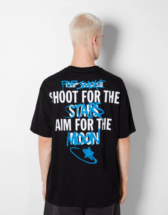 Schwarz Bershka Männer Kurzärmliges, kastenförmiges T-Shirt mit Pop-Smoke-Print H00J2700
