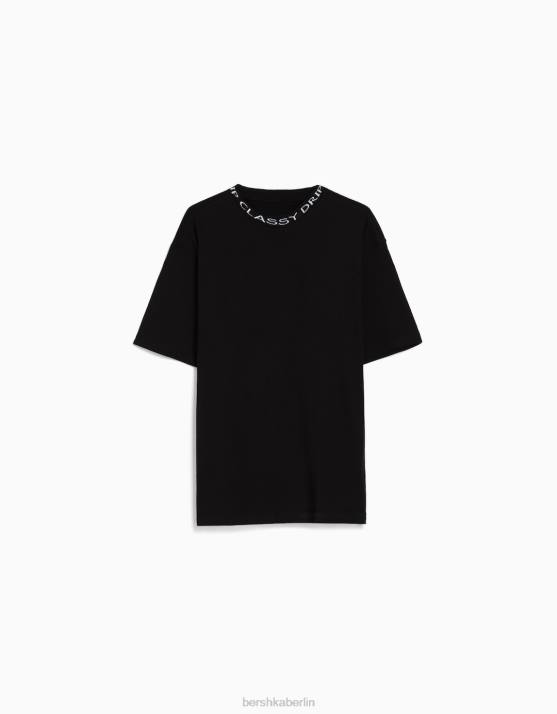 Schwarz Bershka Männer Kurzärmliges, kastenförmiges T-Shirt mit bedrucktem Ausschnitt H00J2717
