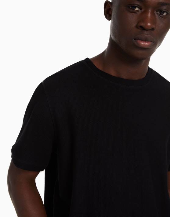 Schwarz Bershka Männer Strukturiertes Kurzarm-T-Shirt H00J2771