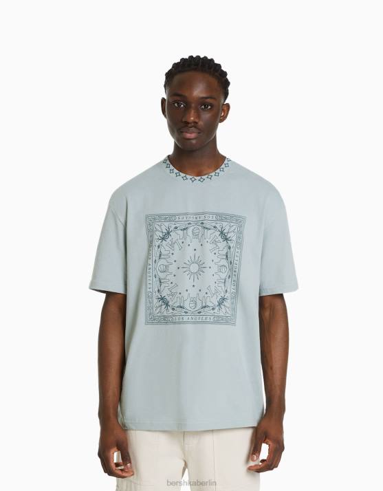andere Bershka Männer Bedrucktes, kastenförmiges, kurzärmliges T-Shirt H00J2703