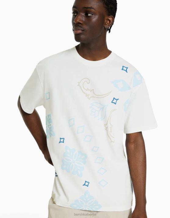 nicht-gerade weiss Bershka Männer Bedrucktes, kastenförmiges, kurzärmliges T-Shirt H00J2704