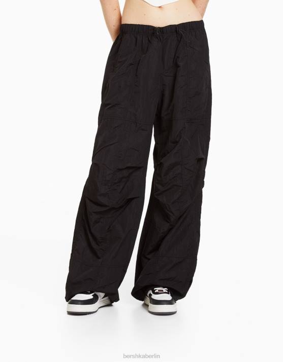 Schwarz Bershka unisex Nylon-Fallschirmhose H00J3896