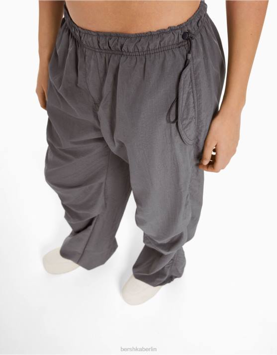 grau Bershka unisex Nylon-Fallschirm-Jogginghose H00J3895