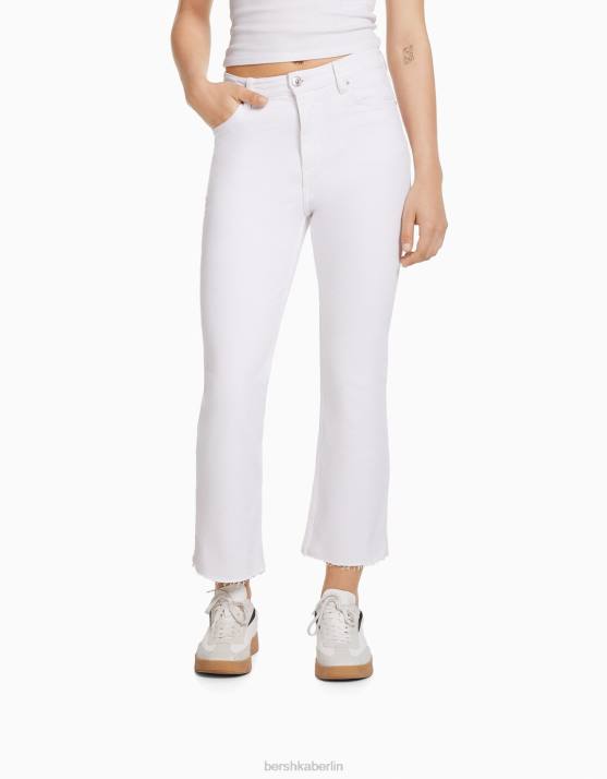 Weiss Bershka unisex verkürzte, ausgestellte Jeans H00J3923