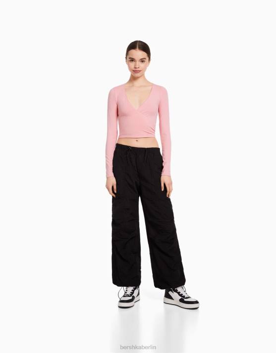 Rosa Bershka unisex Langarm-T-Shirt mit gekreuzten Ärmeln H00J3753