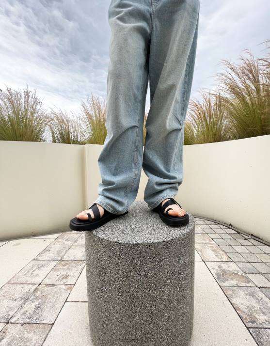 Schwarz Bershka unisex Flache Mini-Plateausandalen mit Knöchelriemen H00J4171