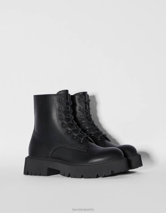 Schwarz Bershka unisex Flache Stiefeletten zum Schnüren H00J4196