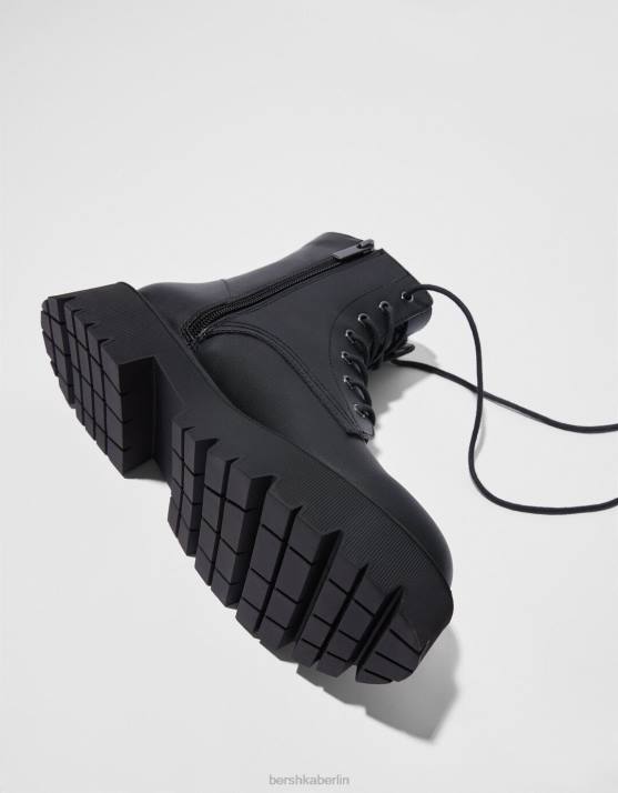 Schwarz Bershka unisex Flache Stiefeletten zum Schnüren H00J4196