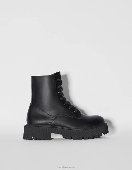 Schwarz Bershka unisex Flache Stiefeletten zum Schnüren H00J4196